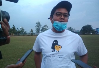 Wakil Ketua Askab PSSI Karanganyar Ilyas Akbar Almadani saat memberikan keterangan kepada wartawan