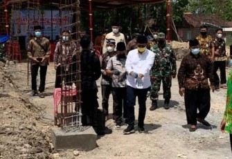 Peletakan batu pertama Pembangunan Gedung Pengajian LDII di Dusun Pencol, Desa Gebyog, Kecamatan Mojogedang, Kabupaten Karanganyar, Jawa Tengah.