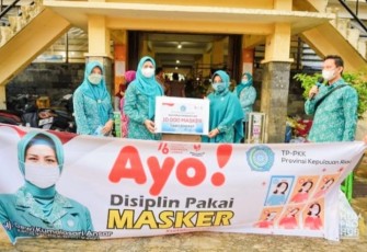 Ketua TP-PKK Kepulauan Riau Hj Dewi Kumalasari Ansar mengawali kunjungan kerja hari kedua di Kabupaten Lingga dengan membagikan masker kepada masyarakat di pasar sayur Dabo Singkep, Kamis (26/8).