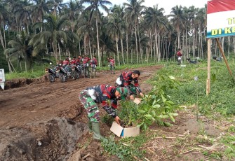 Personil satgas TMMD siap menanam bibit pohon di sepanjang Rintisan Jalan Pertanian