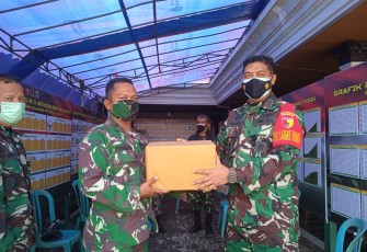 Dandim 0818/Malang-Batu, Berikan Bingkisan Kepada Satgas TMMD 112