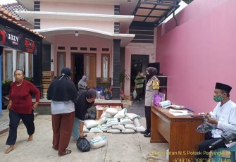 Briptu Intan melaksanakan Kegiatan Monitoring Bantuan Pangan Non Tunai (BPNT)