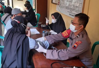 Anggota dari Polresta Pekalongan tengah melakukan pengukuran tekanan darah kepada peserta Vaksinasi Rabu 03/11/2021