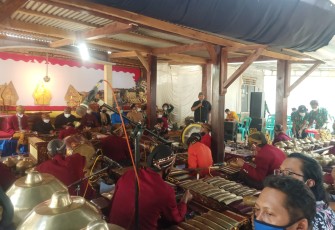 Pagelaran wayang kulit di Desa Kedingsari Kecamatan Singorojo Selasa 9/11/2021