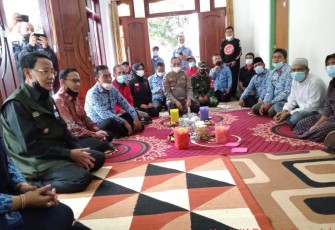 Kapolsek Cingambul Bersama Forkopimda Takjiah Kepada Keluarga Korban Tenggelam di Sungai Cileueur Ciamis
