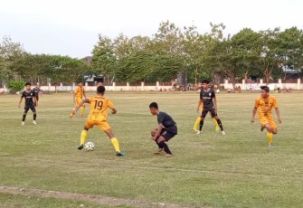 Laga uji coba Persika Karanganyar melawan Persikama Magelang, di Stadion Raden Mas Said, Kabupaten Karanganyar, Jawa Tengah.
