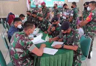elang Hari Juang TNI Angkatan Darat, perwakilan dari Prajurit Pangkalan Utama TNI Angkatan Laut IV (Lantamal IV) ikut berpartisipasi untuk mendonorkan darahnya yang berlangsung di Gedung Serba Guna Makorem 033/WP Jl. Sei Timun Air Raja
