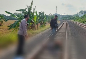 Korban saat ditemukan tergeletak di rel kereta api