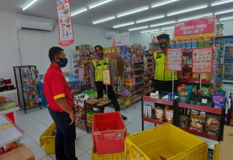 Unit Patroli Sat Samapta Himbau Penerapan Prokes Covid-19 di Tempat Perbelanjaan