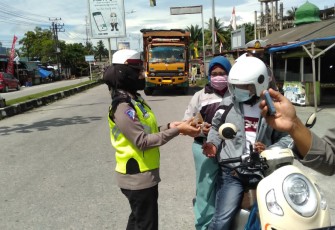 Pihak Satlantas Polres Aceh Singkil, saat melaksanakan kegiatan Bhakti sosial, Polantas Jum'at Barokah.