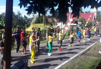 Foto Satgas TMMD saat senam Zumba Bersama Warga