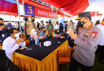 Kapolri Jenderal Listyo Sigit Prabowo meninjau kegiatan vaksinasi massal yang digelar di seluruh Indonesia atau 34 Polda jajaran. Dalam kesempatan ini, Sigit mengecek langsung di Lapangan Sorumba, Kabupaten Konawe Selatan