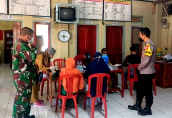 Kapolsek Maja- Polres Majalengka, Melalui Angggota Bhabinkamtibmas Bersama Bhabinsa Sebagai Bukti Sinergitas TNI & POLRI, Pantau Giat Vaksinasi Covid -19 Di DS.Binaan
