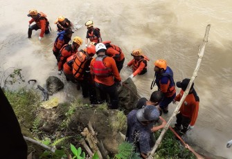  Upaya evakuasi oleh tim SAR gabungan terhadap jasad Sandika, seorang pemancing yang meninggal dunia terseret arus Sungai Gembong