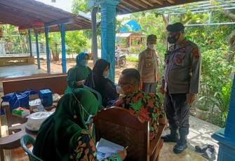 Polsek Pegandon Disiplinkan Prokes dan Kawal Vaksinasi di Kecamatan Pegandon