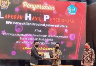 Wakil walikota Bitung saat terima LHP pertanggung jawaban dana parpol