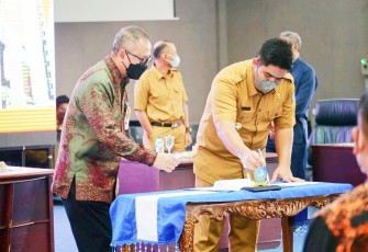 Penandatanganan MoU dilakukan Plt Bupati Bintan Roby Kurniawan bersama Direktur Utama Bank Riau Kepri Andi Buchori yang disaksikan langsung oleh Sekda Kabupaten Bintan, Drs Adi Prihantara MM, dan Pimpinan Cabang Bank Riau Kepri Bintan, Musnardi Putra dan jajaran terkait lainnya. 