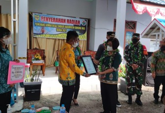 Dandim dan Bupati Gumas Serahkan Hadiah Lomba Desa Merdeka Covid-19