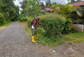 Koptu Marinir Steven Dien anggota satgas TMMD kodim 1310/Bitung saat bantu warga