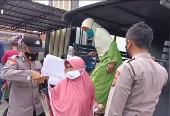 Polsek Maja Antar Jemput Lansia Ikuti Vaksinasi di Puskesmas Maja