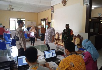 Kapolsek Pegandon Bersama Anggota Amankan Pelaksanaan Vaksinasi di Wilayah Kecamatan Pegandon