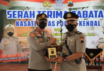 Kapolres Kendal menyerahkan cidera mata kepada Kasatlantas Polres Kendal yang lama saat Sertijab di Aula Mapolres Kendal, Jum' at 12/11/2021