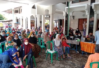 Polsek Pekalongan Barat laksanakan vaksinasi di Masjid Jami Al Mag Bulin Kecamatan Pekalongan Barat, Selasa 23/11/2021