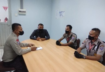 Personel Satuan Pembinaan Masyarakat (Satbinmas) Polres Kendal menyambangi petugas keamanan (Satpam) PT.APF (Asia Pasific Fiber)