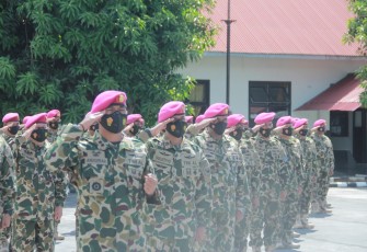 Di bawah pimpinan danyonmarhanlan VIII Bitung Letkol Marinir Anugerah Auliadi Santoso prajurit Yonmarhanlan VIII Bitung ikuti upacara HUT Ke-76 Marinir secara virtual