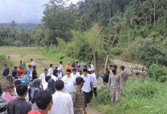 Bupati Pasaman H. Benny Utama saat meninjau lokasi bencana