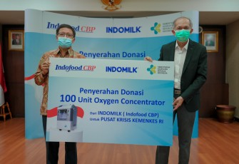Penyerahan 100 unit Oksigen Concentrator melalui program donasi “Indomilk Bantu Oksigen” kepada Director for Health Crisis, Pusat Krisis Kesehatan, Kementerian Kesehatan RI, Dr. dr. Eka Jusup Singka, MSc. (kanan) oleh Wakil Kadiv Corporate Communications PT Indofood Sukses Makmur Tbk,  Bapak Indrayana (kiri) mewakili Indomilk dan PT Indolakto