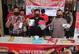 Satuan Reserse Narkoba (Satresnarkoba) Polres Pekalongan Kota menggelar konferensi pers terkait kasus penyalahgunaan narkotika jenis sabu.