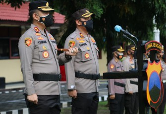 Kapolres Kendal AKBP Yuniar Ariefianto bersama pejabat lama AKBP Raphael Sandy Cahya Priambodo saat pelepasan Kamis 24 Juni 2021 di Maporles Kendal.