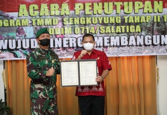 Penyerahan hasil TMMD Sengkuyung