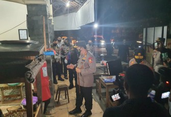 Kapolri berinteraksi dengan warga pedagang hik Surakarta, Jum'at malam (16/07/2021).  