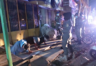 Sejumlah pemuda dihukum push up