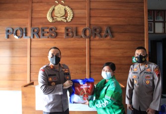Polres Blora Polda Jawa Tengah membagikan bantuan sosial berupa paket sembako kepada komunitas ojek online yang ada di kabupaten Blora, Jumat, (06/08/2021).