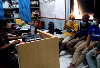Keempat pemuda yang diduga pengedar Pil Koplo yang sedang diperiksa di Polres Kendal 