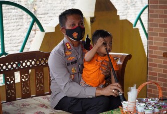 Kapolres Semarang AKBP Ari Wibowo S.I.K.,M.H. memangku salah satu anak yatim piatu di Kelurahan Tambakboyo Kecamatan Ambarawa dan Desa Derekan Kecamatan Bergas Kabupaten Semarang yang orang tuanya meninggal dunia karena terpapar Covid-19, Selasa (10/8/2021).