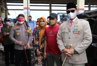 Bupati Kendal, Dico M Ganinduto dengan berkostum sang Proklamator, Ir Soekarno beserta Kapolres Kendal meninjau pelaksanaan vaksinasi dan memberikan bantuan kepada nelayan di Dukuh Tawang Desa Gempolsewu, Kecamatan Rowosari, Jumat (13/8/2021).