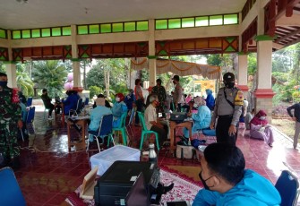 Polsek Patean memantau pelaksanaan vaksinasi masal tahap II dosis II bagi masyarakat usia 12 tahun keatas di Pendopo DTW ( Daya Tarik Wisata) Curug Sewu, Patean Kabupaten Kendal pada hari Sabtu (14/8/2021) 