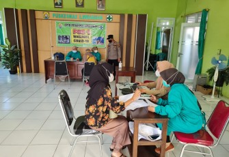 Polsek Limbangan melaksanakan giat monitoring  sekaligus pengamanan kegiatan vaksinasi covid-19 tahap II yang bertempat di Puskesmas Limbangan yang dilaksanakan oleh tim vaksinator Puskesmas Limbangan. 