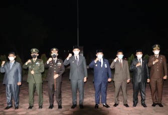 Kapolres Kendal bersama Forkopimda Kabupaten Kendal melaksanakan Apel Kehormatan dan Renungan Suci di Taman Makam Pahlawan, Senin malam (16/08/2021) 