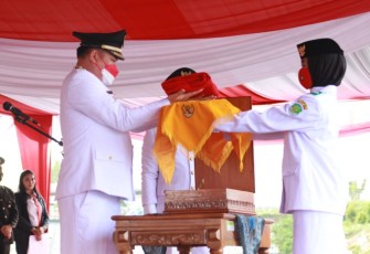Wakil Bupati Bengkulu Tengah Pimpin Upacara Penurunan Bendera Merah Putih Dalam Rangka Hut Ke-76 Ri