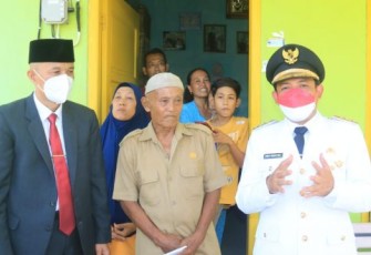 Aneh, Usai Beri Kado Lansia, Wawali Dedy Malah Dapat Burung