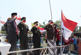 Bupati Kendal Dico M Ganinduto pimpin upacara di kampung nelayan dari atas kapal Polariud Polres Kendal, Selasa 17 Agustus 2021.
