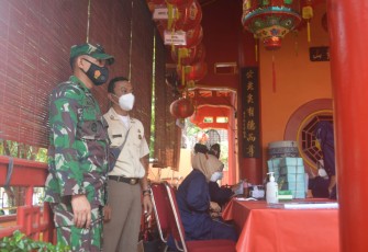 Pelaksanaan vaksinasi di Klenteng Hok Tik Bio 