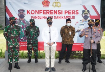 Panglima TNI Marsekal TNI Hadi Tjahjanto bersama Kapolri Jenderal Listyo Sigit Prabowo dan Menteri Kesehatan (Menkes) Budi Gunadi Sadikin tinjau langsung vaksinasi dan penyerahan bantuan sosial (bansos) untuk buruh se-Soloraya di  PT. PAN Brother Tbk, Boyolali, Jawa Tengah, Minggu (22/8/2021).