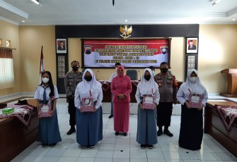 Ketua Bhayangkari Cabang Pekalongan Kota, Ny. Vanessa Irwan Susanto, foto bersama  pengurus Bhayangkari Cabang Pekalongan, Ketua Umum Bhayangkari, Ny. Juliati Sigit Prabowom dan 8 Anak Yatim Piatu akibat Covid-19.