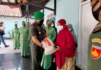 Korem 071/WK, Dandim 0736/Batang Letkol Arh Yan Eka Putra bersama Ketua Persit KCK Cabang XXIV Dim Batang Ny. Ratih Yan Eka Putra berserta pengurus Persit, para Perwira Staf dan Danramil jajaran Kodim Batang melaksanakan kegiatan Anjangsana ke Yayasan Putra Bhakti Dracik Proyonanggan Selatan, ke rumah anggota Kodim Batang dan Purnawirawan TNI yang ada di Jajaran Kodim 0736/Batang. Senin ( 28/08/21 ).